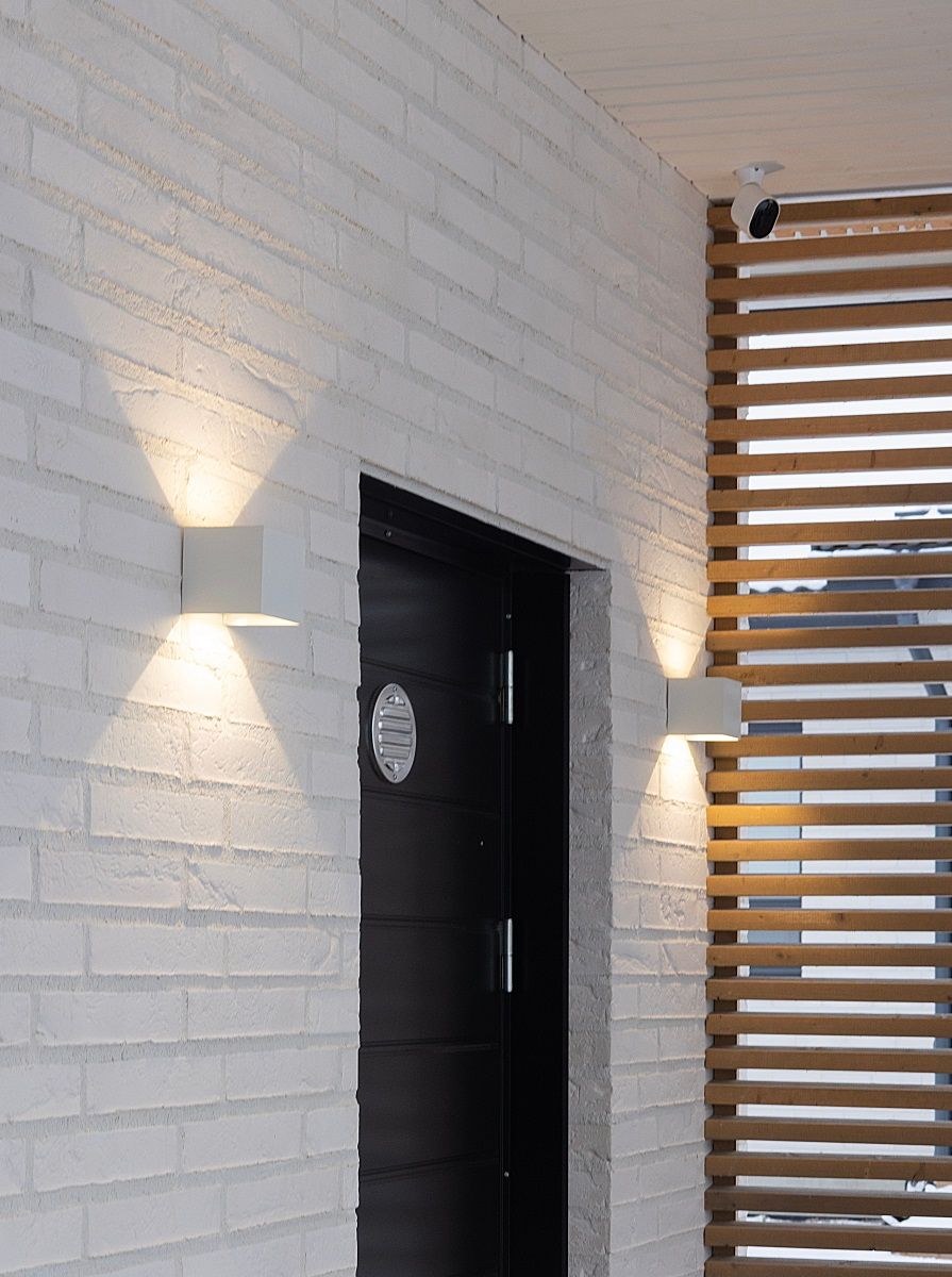 Apparecchio a parete FUNK su entrambi i lati di una porta esterna.